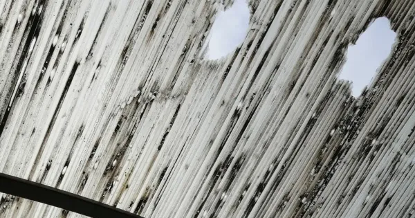 Остановка общественного транспорта "Корабельная" в Ярославле без навеса, люди стоят под дождем.