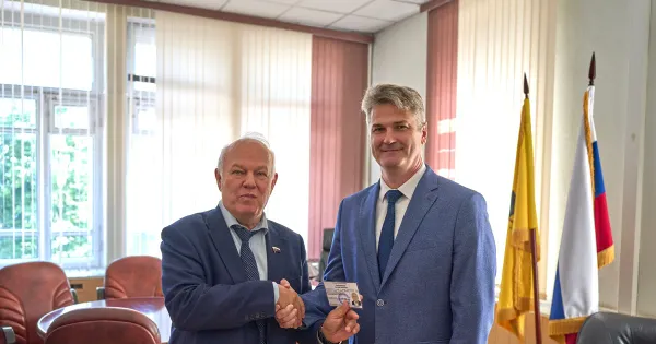 Анатолий Грешневиков и Анатолий Каширин получают удостоверения кандидатов в избирательной комиссии