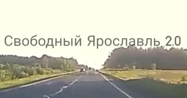 Место ДТП на трассе М-8 под Даниловом: разбитый «Рено Логан» и «Шкода Октавиа» на обочине